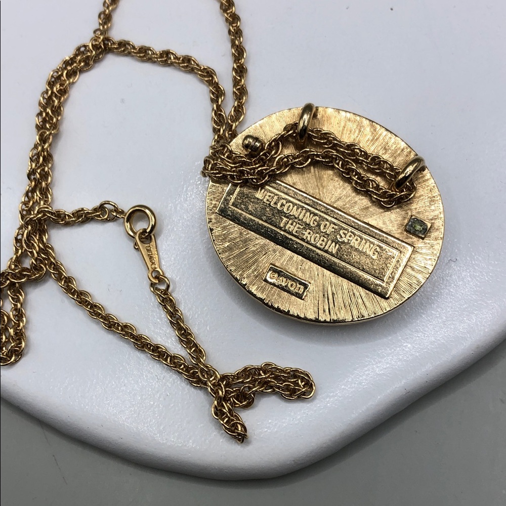 Vintage Avon Welcoming of Spring The Robin Pendant Chain Necklace Gold Tone - Picture 4 of 6